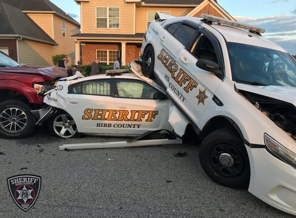 Incidente doméstico terminó con un hombre muerto, un oficial herido y dos patrullas destruida