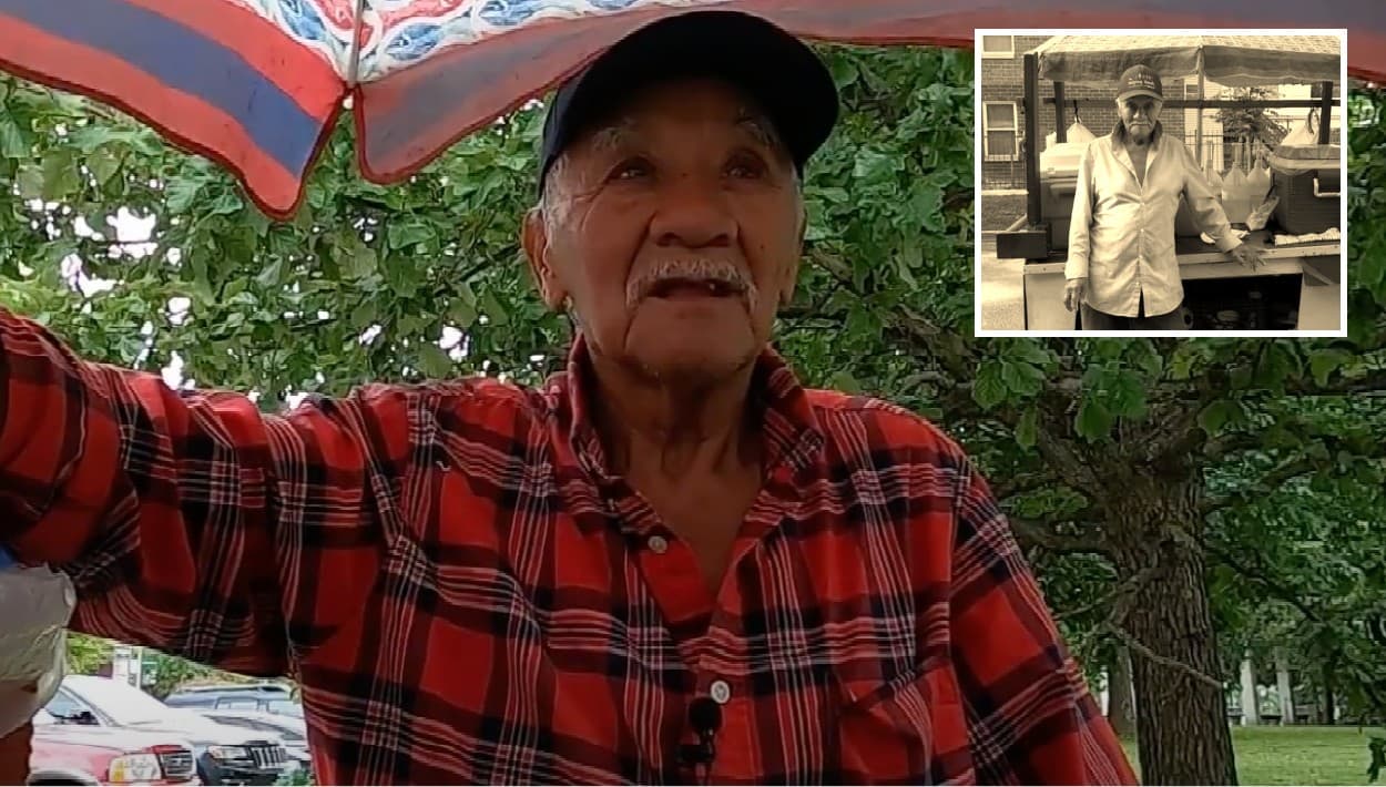 'Navidad' en agosto para elotero mexicano que lleva 27 de sus 80 años trabajando en La Villita