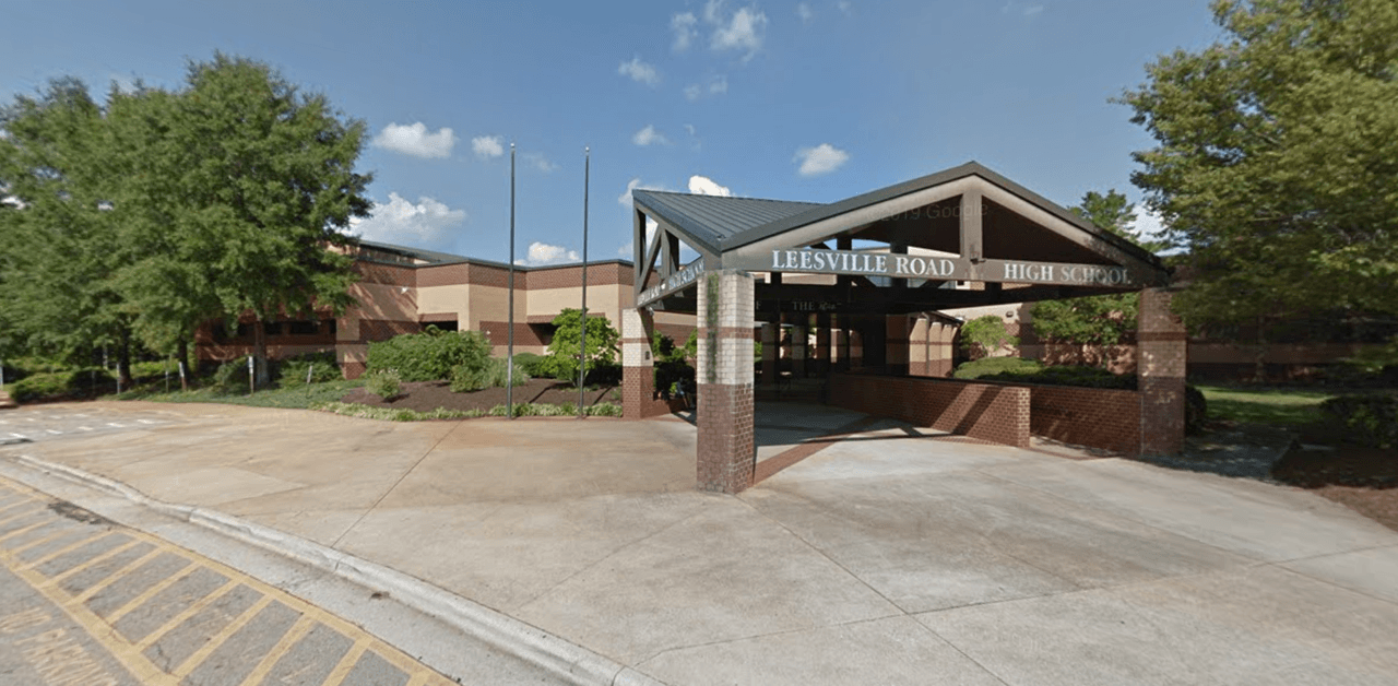 Reportan toque de queda en una escuela secundaria de Raleigh