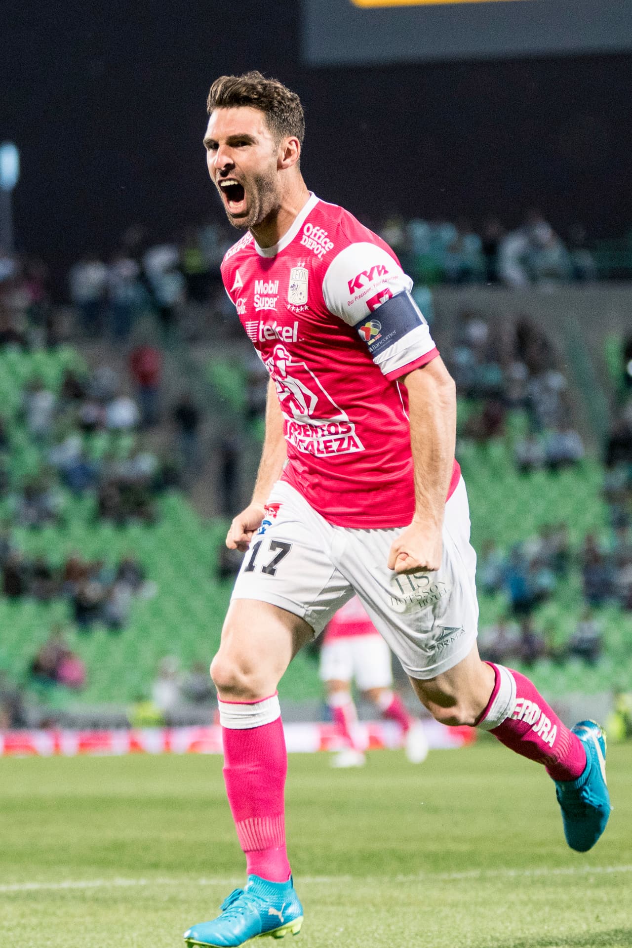 El marcador se abrió muy pronto –al minuto 2– cuando el argentino Mauro Boselli aprovechó un error enorme del portero Jonathan Orozco.