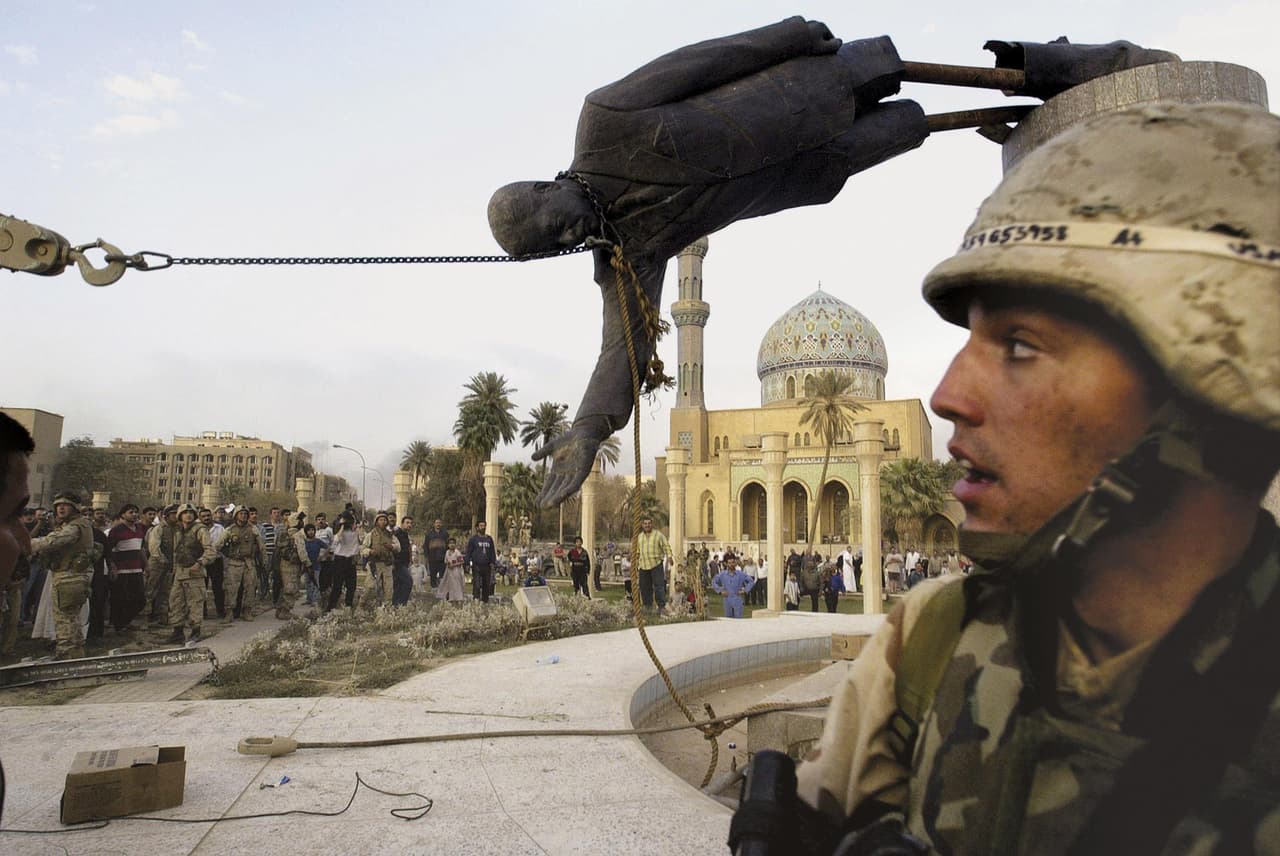 Otra fotografía icónica es esta en la de los civiles iraquíes y los soldados de Estados Unidos
<b>derribando una estatua de Saddam Hussein</b> en Bagdad, el 9 de abril de 2003.