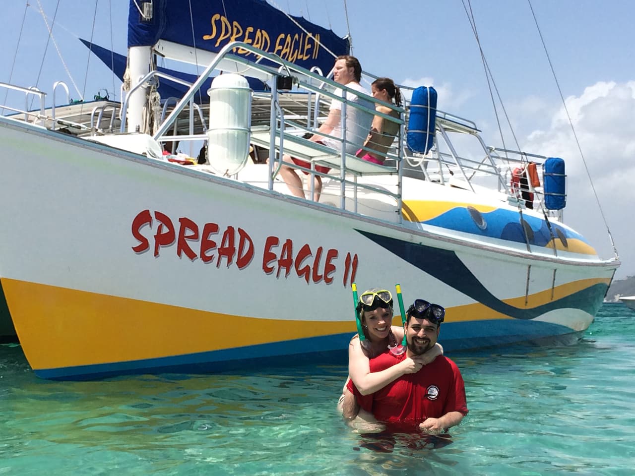 En su primer viajer, publicó unas fotos en las que asegurraba que no la había pasado nada bien. Esto a pesar de que estaba en casinos, en botes y con bebidas en mano. En su segundo viaje, pudo traer a su esposa e hija y recreó todas las fotos.