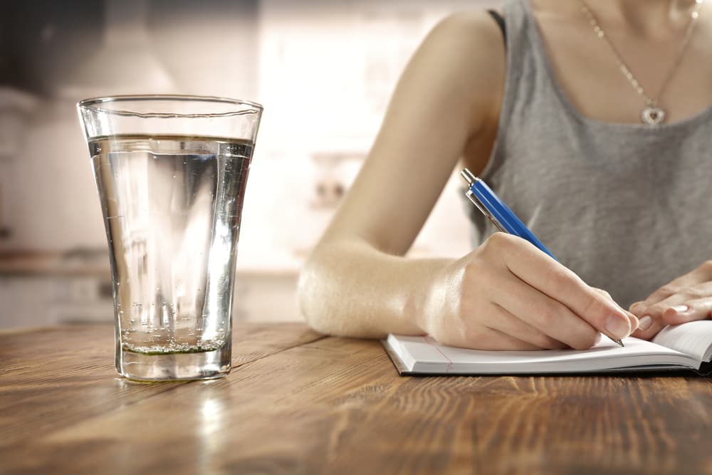 <b>SIGNOS DE AGUA (CÁNCER, ESCORPIÓN Y PISCIS)</b>
<br>Ese mal hábito también lo escribes en un papel pero lo vas a sumergir en agua, en un vaso con agua lo dejas hasta que se disuelva.
<br>