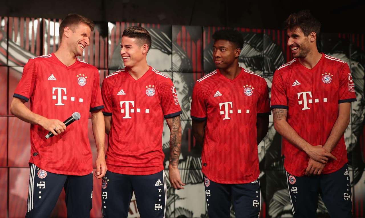 Este martes, en Múnich, el F.C. Bayern realizó la presentación de su nueva playera para la próxima temporada con varios de sus jugadores que son imagen de la reconocida marca alemana encargada de confeccionar sus uniformes. Este se estrenerá en el último juego de la Bundesliga ante el Stuttgart y se volverá a usar en la final de la DFB Pokal ante el Eintracht Frankfurt de Carlos Salcedo y Marco Fabián.