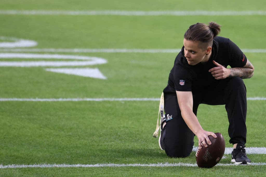 Todo listo para el Super Bowl LIV entre los Kansas City Chiefs y los San Francisco 49ers, los jugadores ya salieron a calentar previo a enfrentarse.