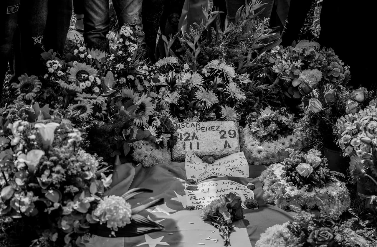 Óscar Pérez fue sepultado el 21 de Enero de 2018. Sólo su tía y prima tuvieron acceso al entierro en la madrugada.