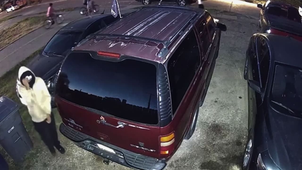 El video de vigilancia muestra a una persona con el rostro cubierto cerca del lugar donde murieron los jóvenes.