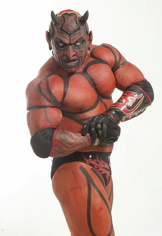 A pesar de que apenas tenía 23 años,
<b>Gronda</b> se fracturó terriblemente la pierna cuando le propinaba una violenta patada a Jason.