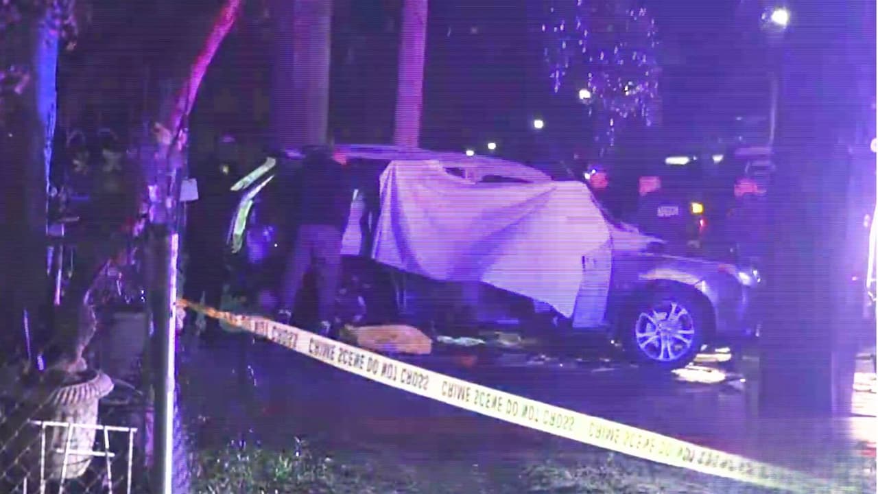 Hallan a una persona sin vida dentro de un auto en llamas en el sur de San Antonio