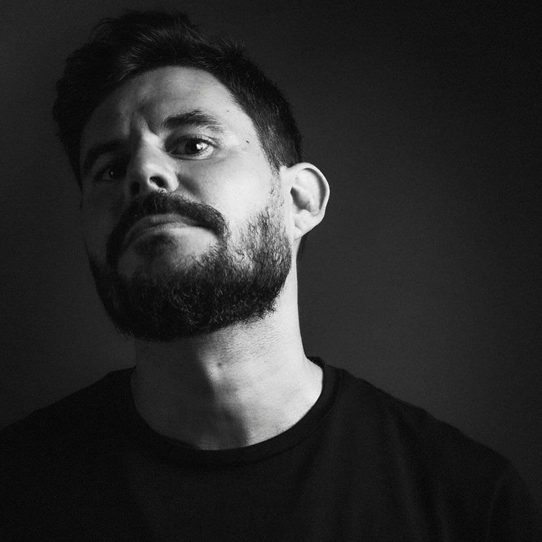 Osuna asegura que el cantante español se niega a a hacerse voluntariamente la prueba de ADN porque "sabe que el análisis genético lo va a convertir en padre". Julio Iglesias tiene ocho hijos reconocidos: Chabeli, Julio José, Enrique, Miguel Alejandro, Rodrigo, Victoria, Cristina y Guilllermo.