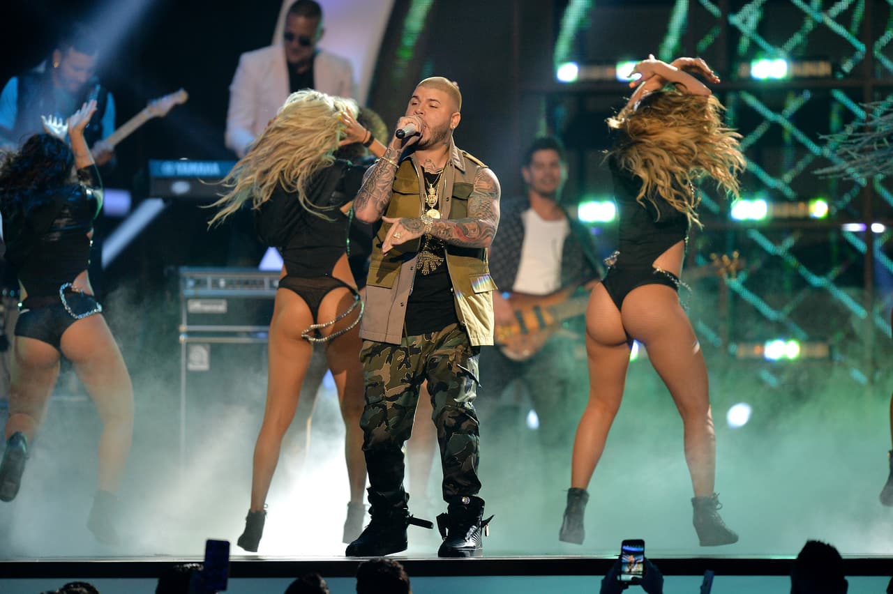 A esto hay que sumarle que
<b>Farruko</b> también fue demandado por incumplimiento de contrato, robo civil, enriquecimiento indebido y fraude, al no pagarle a un estilista 34,000 dólares por sus servicios.
<br>
<br>