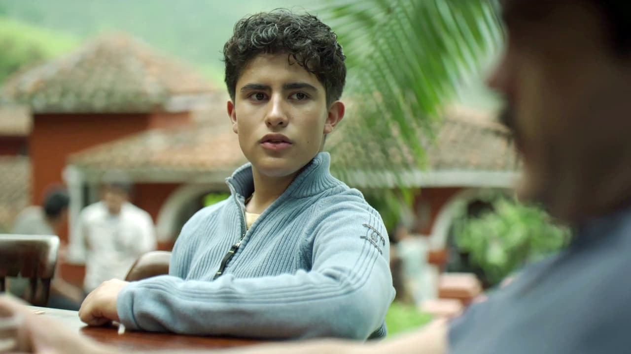 Desde muy joven, ‘
<b>El Moreno</b>’ buscaba desesperadamente formar parte del negocio familiar y hacerse de un lugar dentro de la organización, junto a su padre.