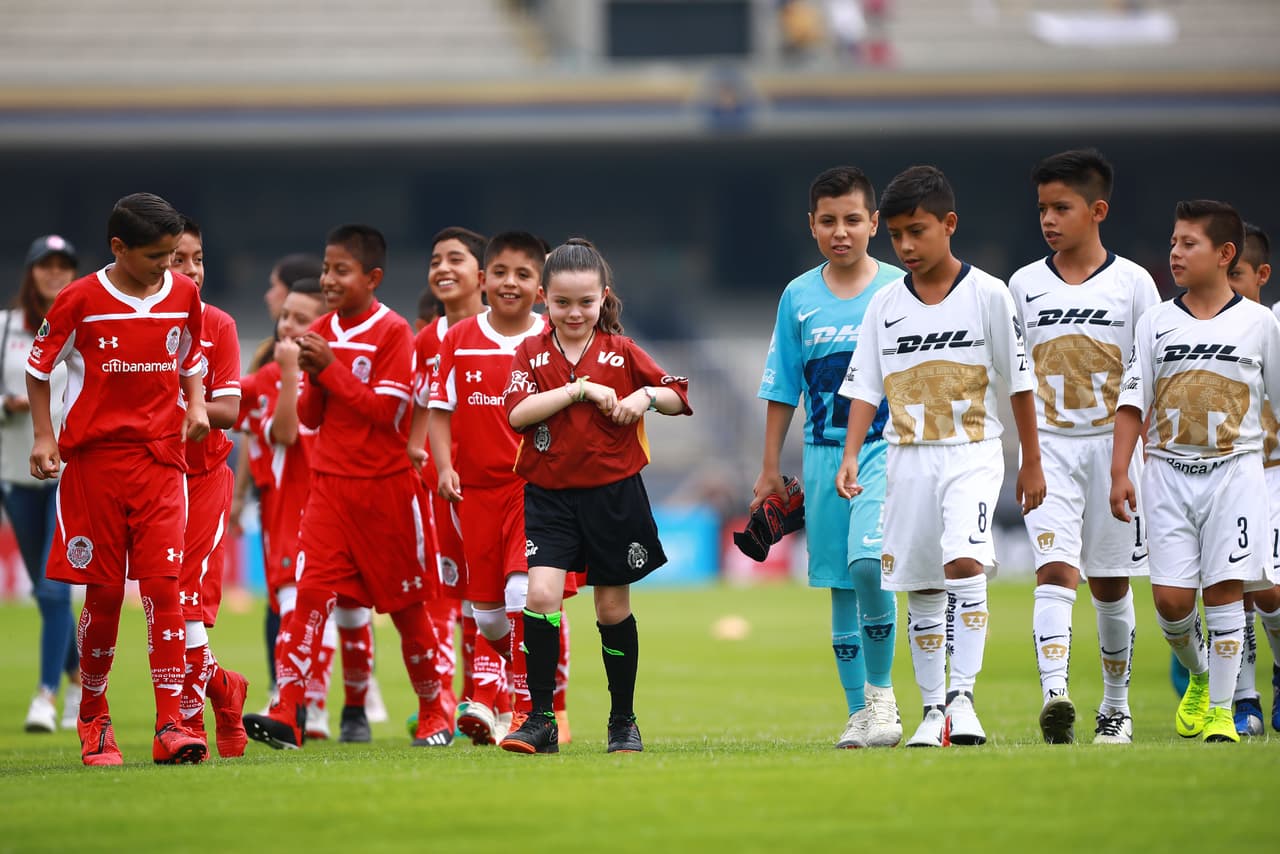 El previo del partido estuvo marcado por un homenaje en el Día del Niño en el estadio Olímpico Universitario.