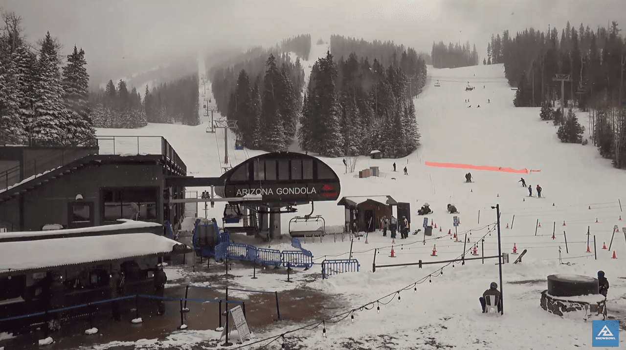 El sitio montañoso, ubicado cerca de Flagstaff, recibió 15 pulgadas de nieve en las últimas 24 horas. Arizona Snowbowl está ubicado a solo siete millas de Flagstaff, a dos horas de Phoenix y a 70 millas del Gran Cañón.
<br>
