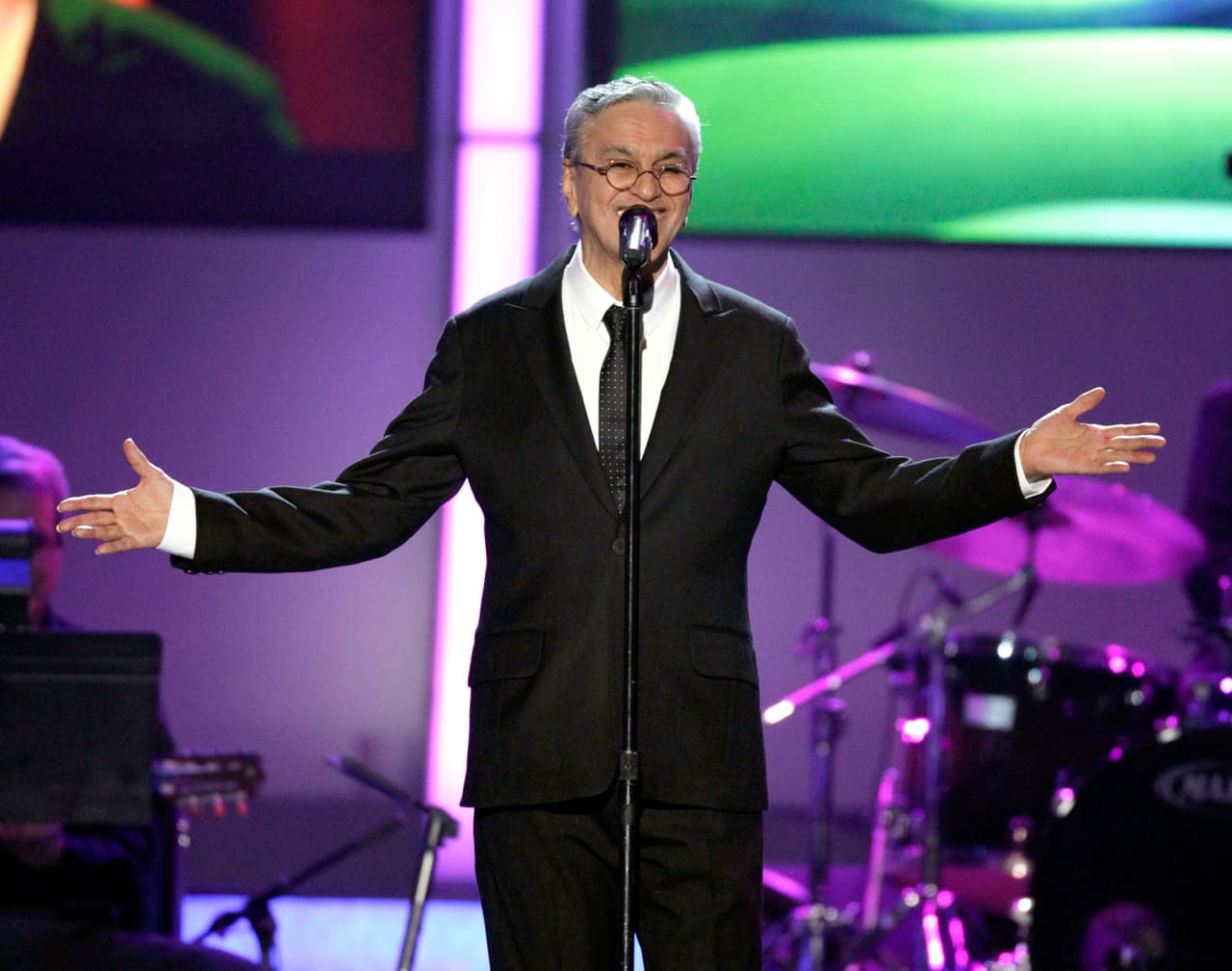 El cantautor y activista social Caetano Veloso fue honrado por La Academia Latina de la Grabación en 2012.