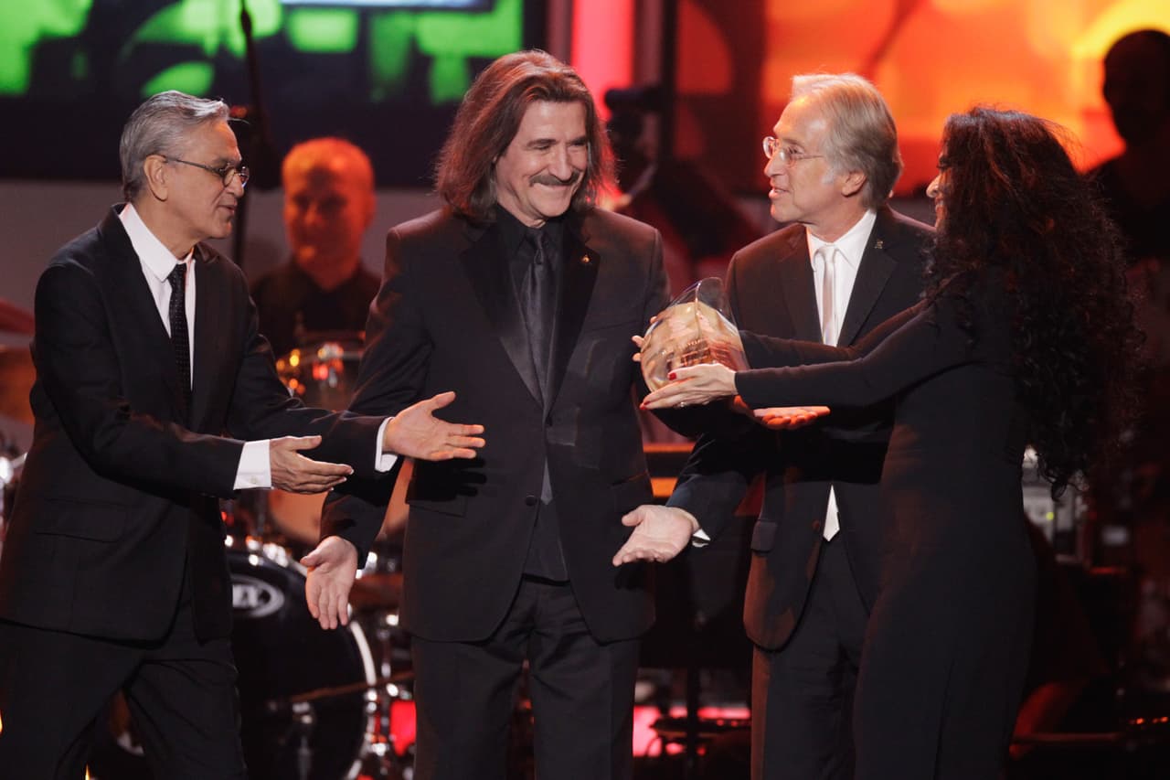 El músico brasileño recibió con mucho gusto esta presea de manos de su compatriota, la actriz Sonia Braga.