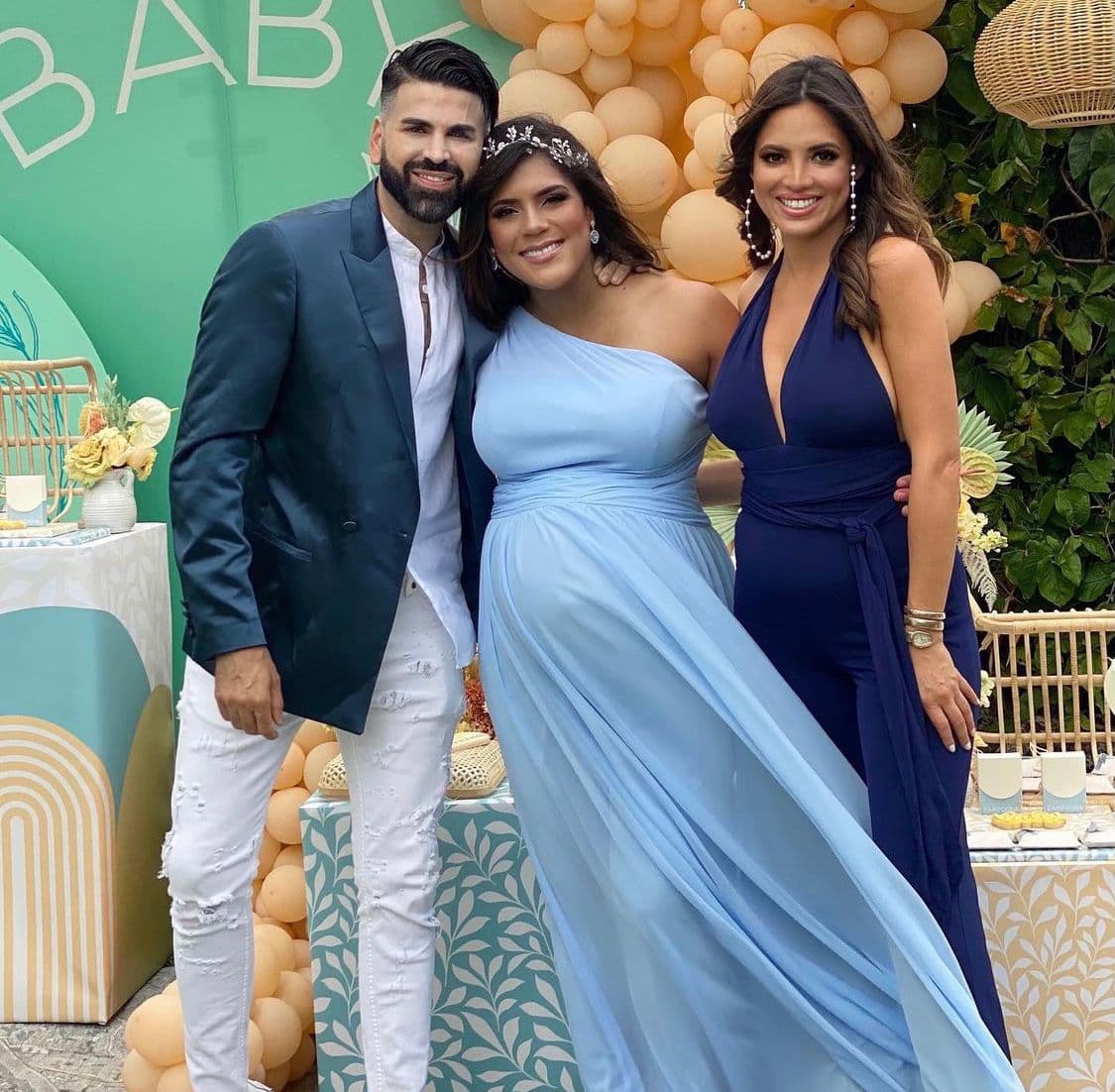 “Amo ser tío de hermanas que Dios me tenía en mi destino. Me siento en el lugar adecuado y con las cicatrices justas para poder apreciar estos momentos... ya todos estamos ansiosos por conocer a Gennaro”, escribió el presentador español.