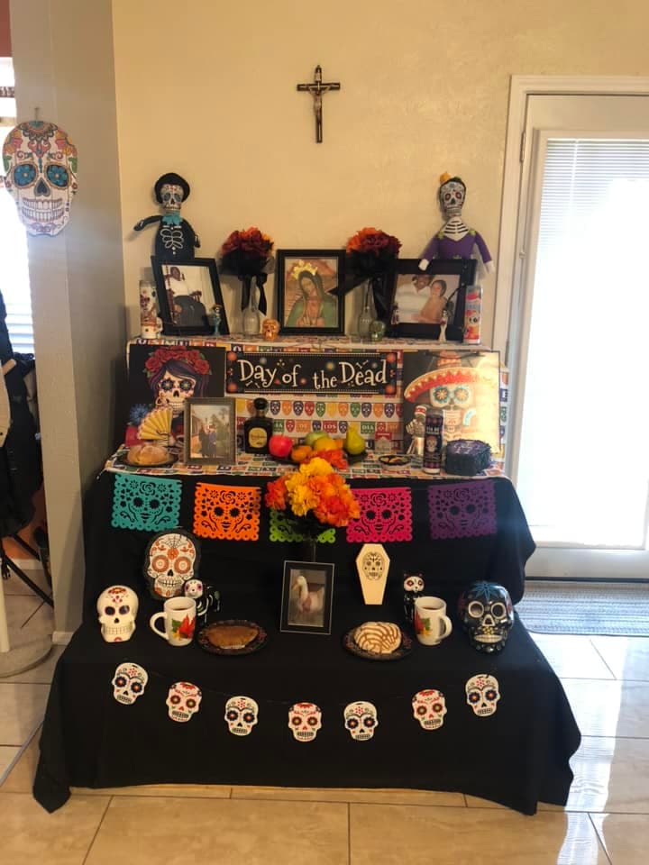 Con tres pisos, Santos y muchas calaveritas fue como Dora Gallegos decoró su altar de muertos para su familia.