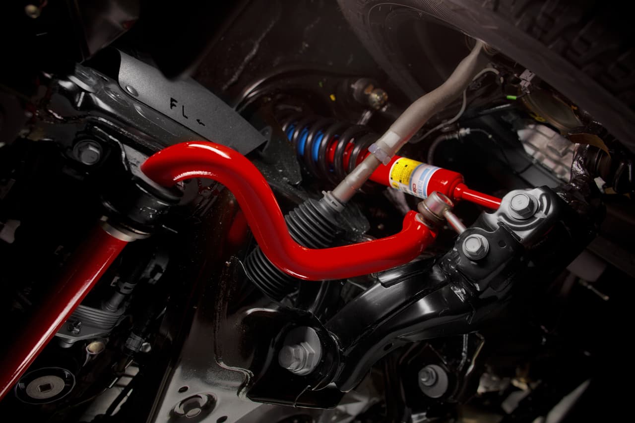 La Toyota Tundra TRD Pro 2018 cuenta también con amortiguadores Blisten calibrados por los ingenieros de TRD así como con barras estabilizadoras TRD.