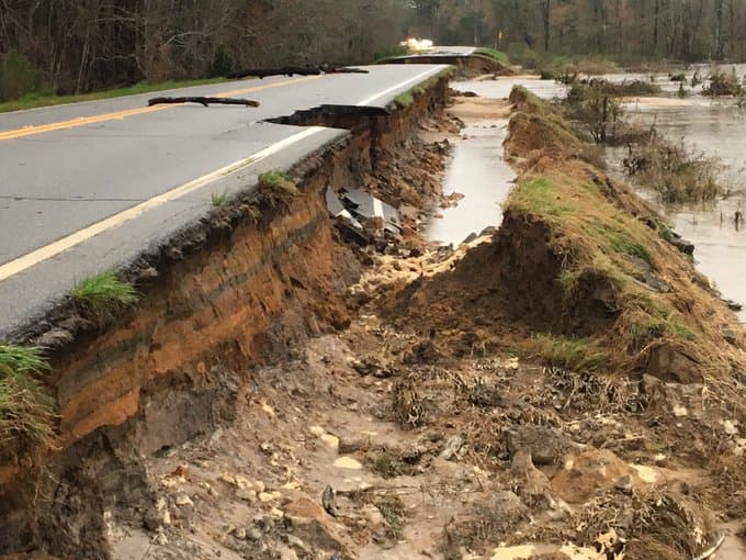 SR 112 entre Rebecca & Rochelle, en el condado de Wilcox, Georgia. Las fuertes precipitaciones han generados inundaciones en varios condados al sur del estado. El gobernador Brian Kemp, declaró estado de emergencia para al menos tres docenas de condados al sur de la Interestatal 20.