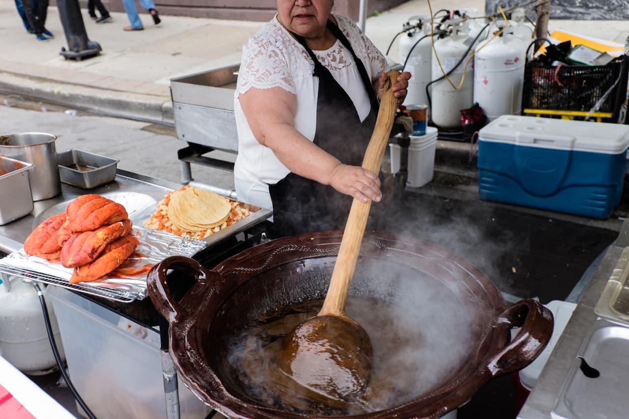 Mole de Mayo generalmente presenta una cocina de mole, música en vivo y lucha libre, pero fue cancelada el año pasado debido a la pandemia. El festival al aire libre no volverá en su forma típica este año, pero los restaurantes de Pilsen ofrecen platos de mole especiales para cenar o para llevar hasta el domingo.