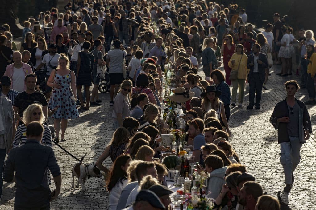 Los organizadores del evento cubrieron la colosal mesa con un mantel blanco y la adornaron con flores. "Cada uno tenía que traer algo, comida o flores. La idea era que todo el mundo se implicara", explicó a la agencia AFP Ondrej Kobza, dueño de un café en la ciudad y organizador del evento.