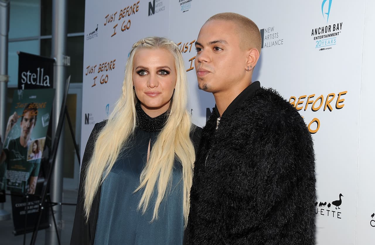 Es el primer bebé para Simpson, de 30 años, y Ross, de 27.