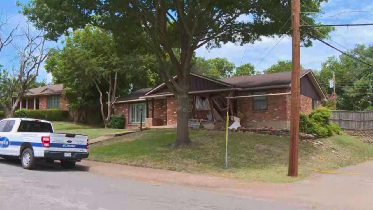 <h3 class="cms-H3-H3">No hubo más heridos</h3>
<br>A pesar de los daños materiales,
<b>no se reportaron personas lesionadas dentro de las viviendas afectadas.</b> Vecinos de la zona dijeron haber escuchado un estruendo que los despertó en medio de la madrugada, seguido por la llegada de patrullas, camiones de bomberos y ambulancias.
<b>Las autoridades no han revelado aún las identidades de las víctimas y la investigación</b> sigue en curso para determinar las causas exactas del accidente, así como si hubo otros factores involucrados.