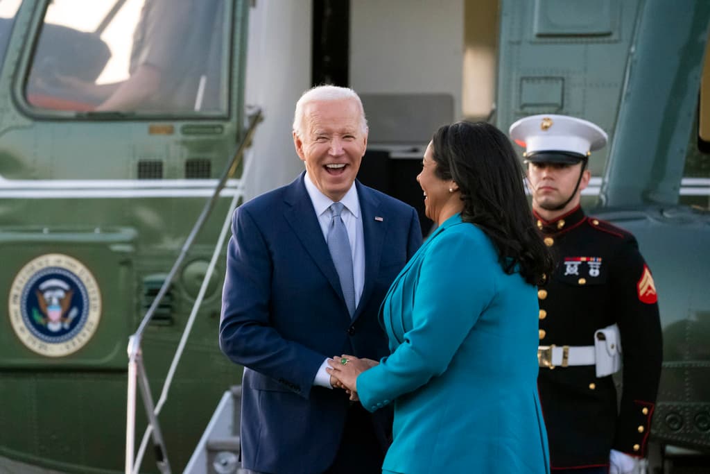 El presidente Joe Biden es recibido por el alcalde de San Francisco, London Breed, cuando llega en Marine One al estacionamiento de Marina Green, el jueves 9 de mayo de 2024, en San Francisco.