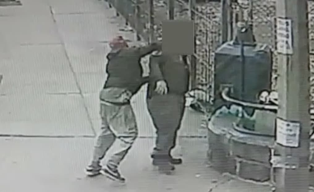 En video: sujeto propina puñetazo en la cabeza a trabajador de Sanidad en El Bronx