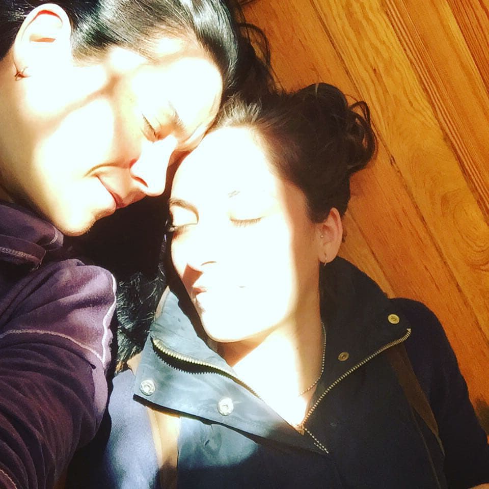 “No sé por qué, el olor de ese jabón de coco, se quedó conmigo y ahora, aunque sea el recuerdo del peor de los momentos que vivimos juntas, me calma y no quisiera perderlo. Queda poquito. Le voy a poner agua a la botella a ver si dura un poco más. Las bolas y yo te extrañamos en casa”, prosiguió Úrsula.