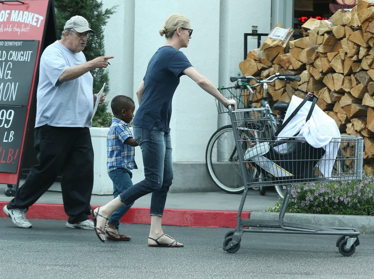 La diva puso la sillita de la bebé en un carrito del supermercado.