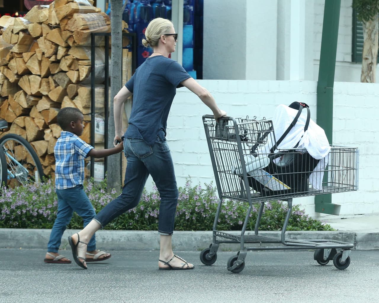 Jackson de la mano de su mami.