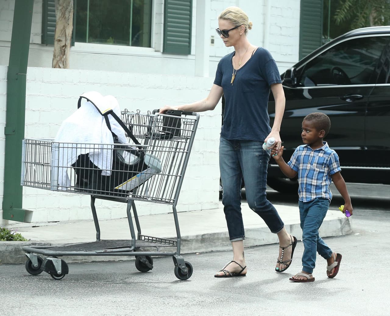 Ahora el encantador Jackson tiene una hermanita para jugar.