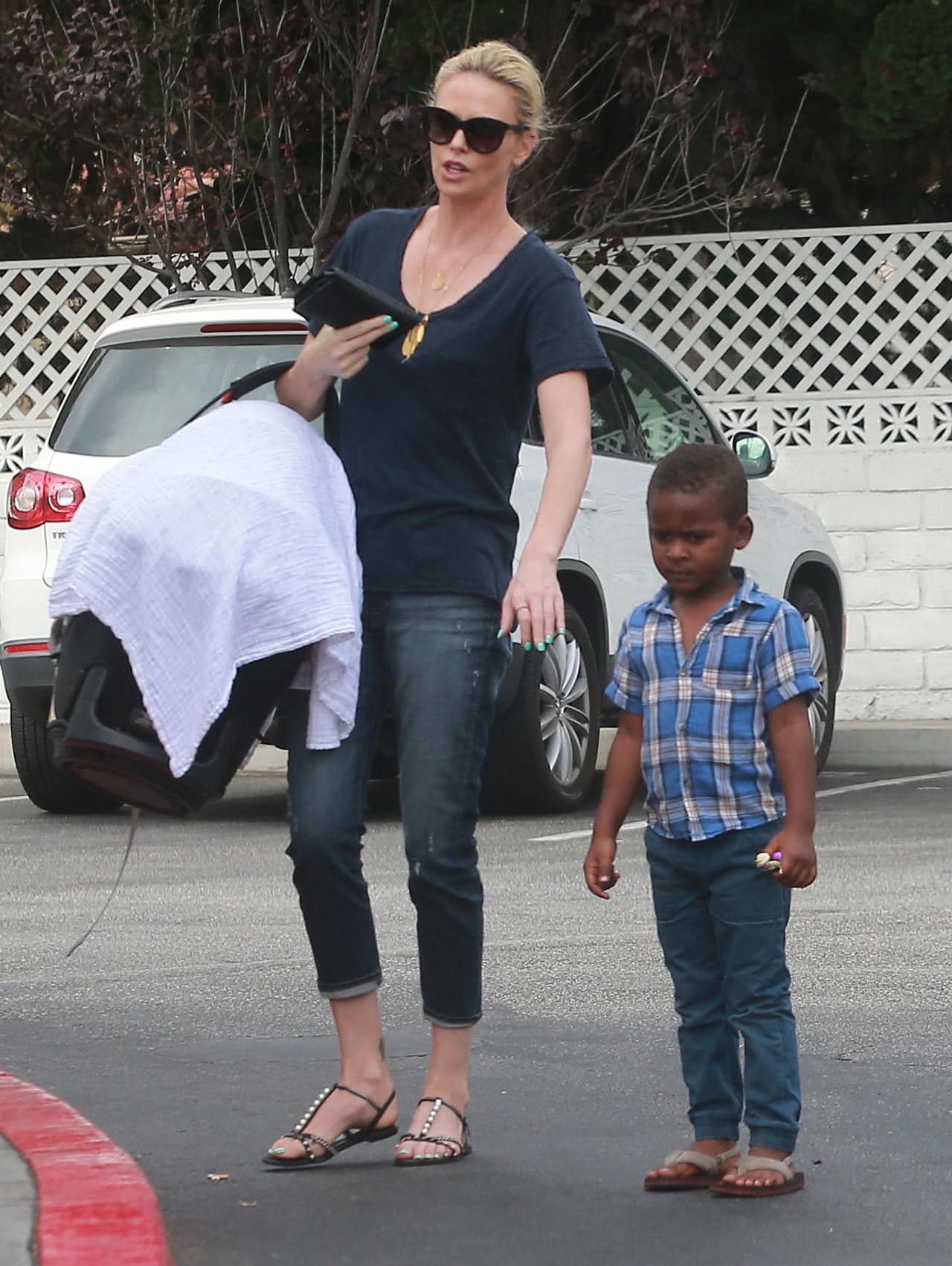 Pero tras su inesperada ruptura, Charlize siguió con el proceso sola.