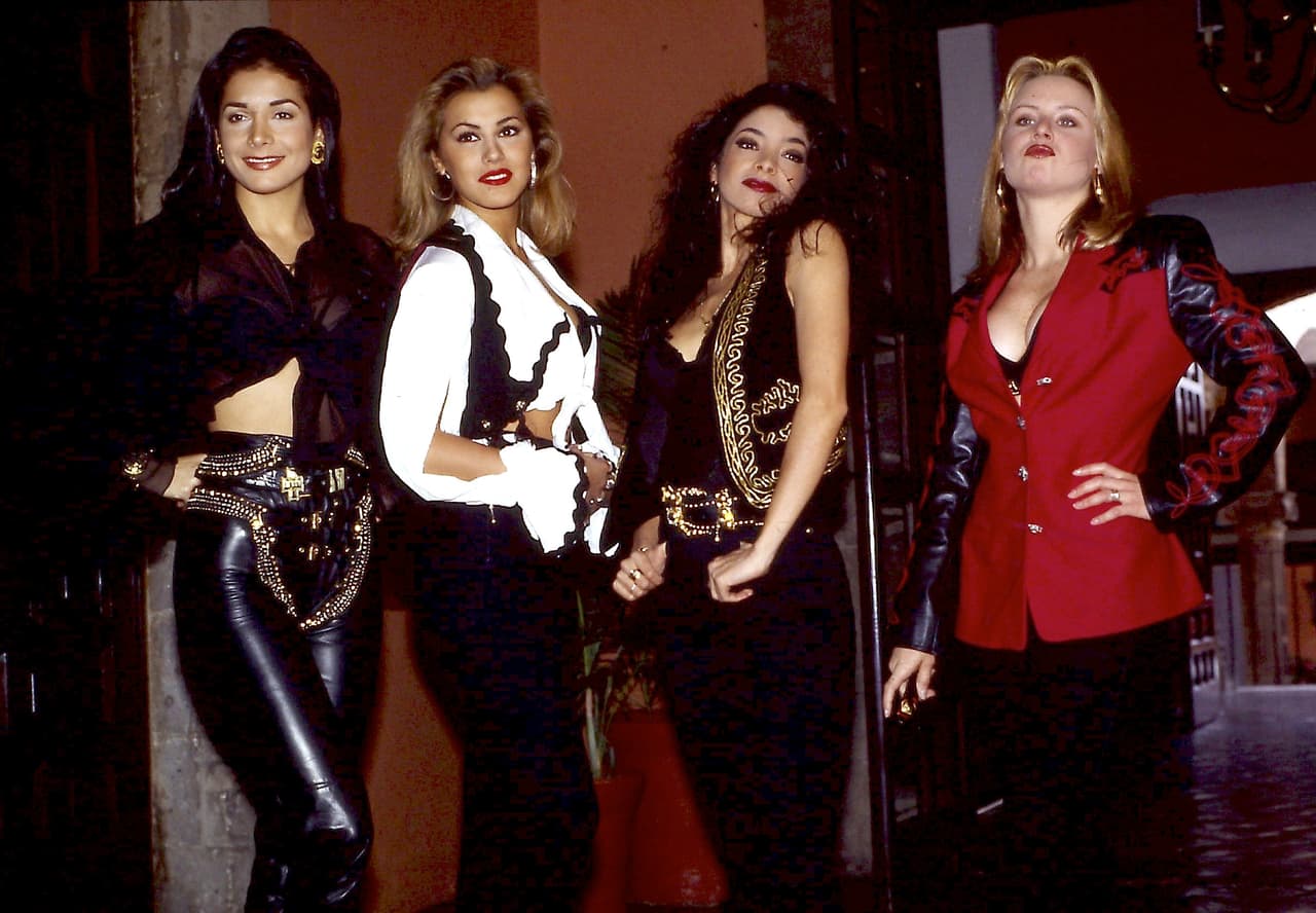 El grupo, creado por el productor de televisión mexicano Luis de Llano, contó con la participación femenina de Patricia Manterola, Pilar Montenegro, Luisa Fernanda y Katia Llanos.