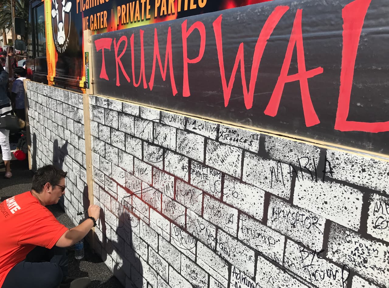 En este muro de papel, los manifestantes podían dejar sus consignas contra Trump.