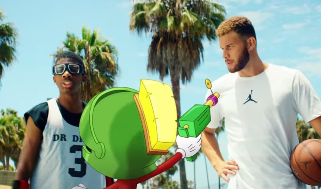 Blake Griffin compite en juego de 'clavadas' al estilo 'Space Jam'