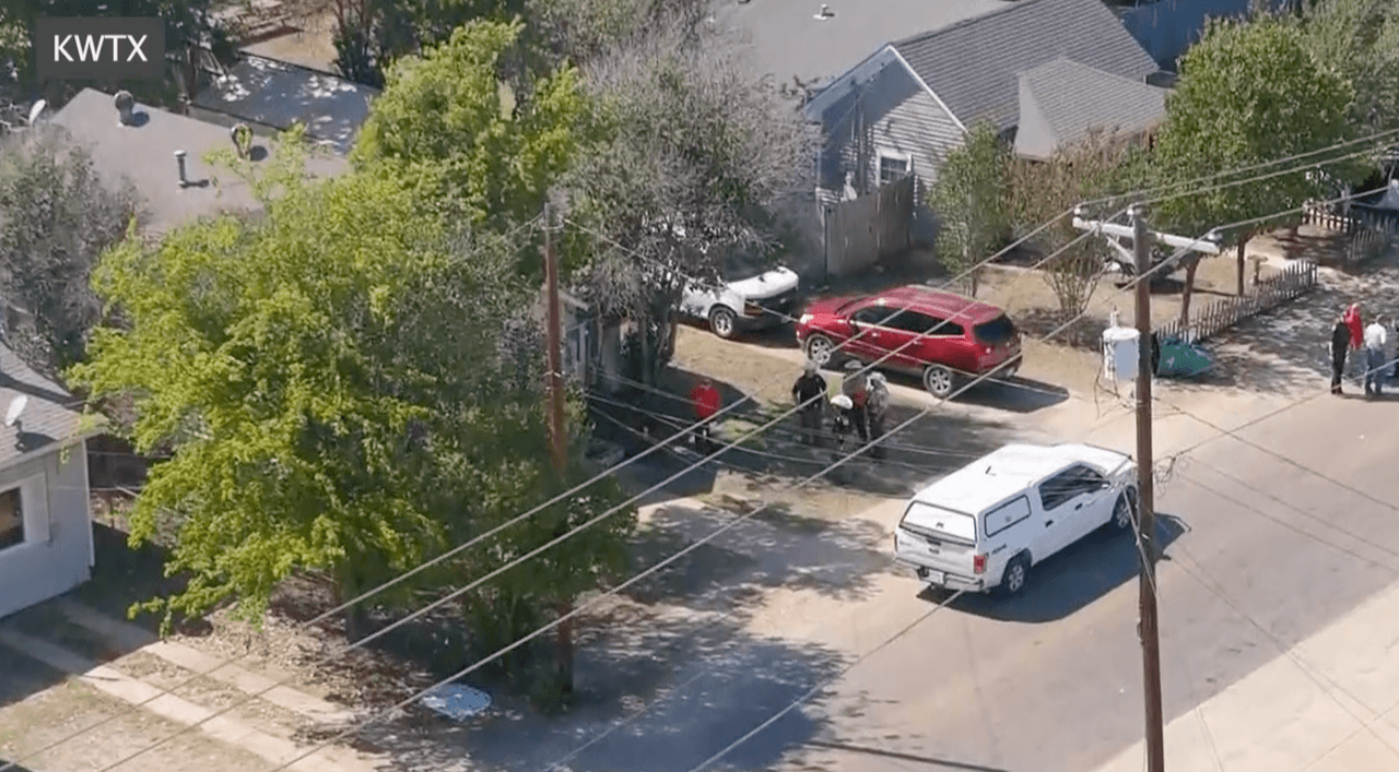 Un familiar de Mónica Delgado Avilés, Miguel Avilés y Natalie Avilés aclaró que
<b>aunque las otras dos víctimas tienen de apellido Avilés, no están relacionados entre sí.</b>