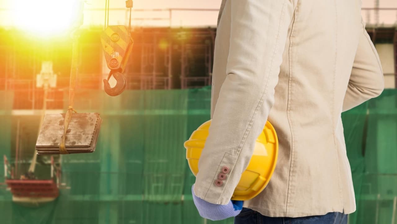 Gerentes de construcción: esta ocupación está en el puesto número 25 con un salario anual promedio en los $146, 010.