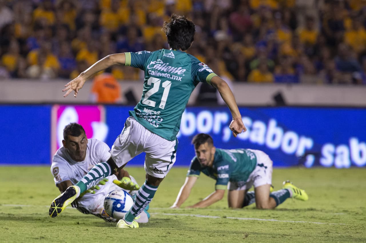 Nahuel Guzmán fue determinante para mantener en la pelea al equipo felino.