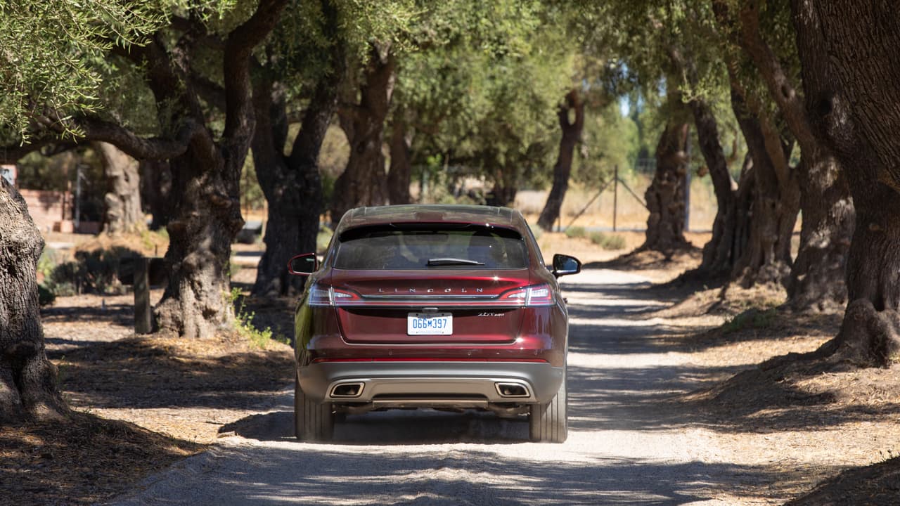 La parte trasera de la Lincoln Nautilus 2019 retiene el mismo diseño básico de las ópticas de la MKX, pero estas cuentan ahora con
<b>tecnología LED</b> y muestran ahora unos hermosos detalles cromados.