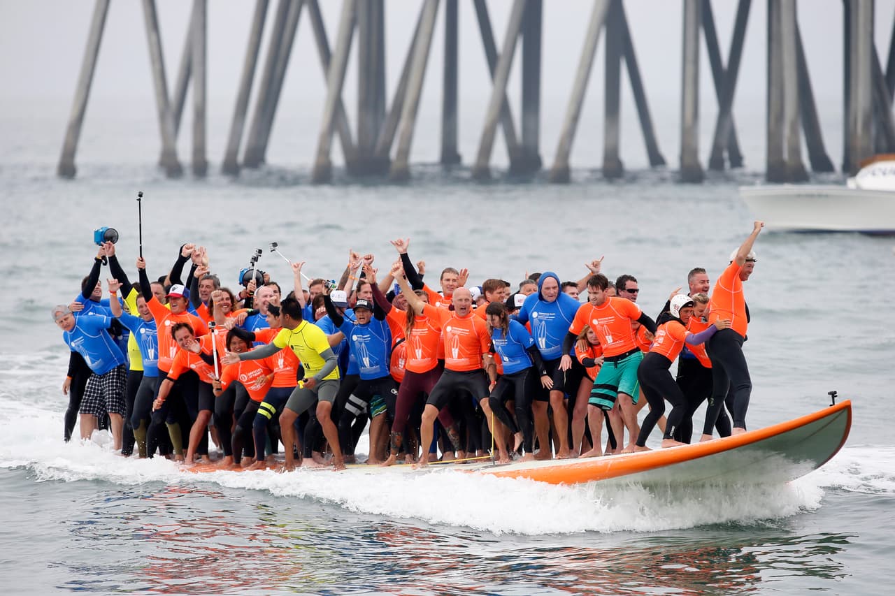 Establecen récord mundial de más personas sobre una tabla de surf