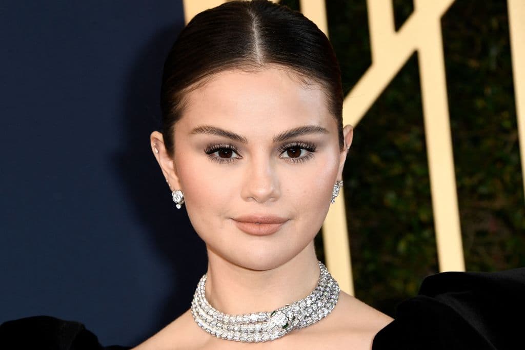 <b>Selena Gomez</b>
<br>La ex estrella Disney brilló en los premios SAD de 2022 con un collar de la casa de lujo Bvlgari (la
<a href="https://www.univision.com/estilo-de-vida/moda/eiza-gonzalez-es-la-primera-latina-en-representar-bulgari-6-hermosas-joyas-que-ha-usado">joyería que eleigió a Eiza Gonzalez como su embajadora</a>), el cual contenía más de 200 quilates de diamantes.