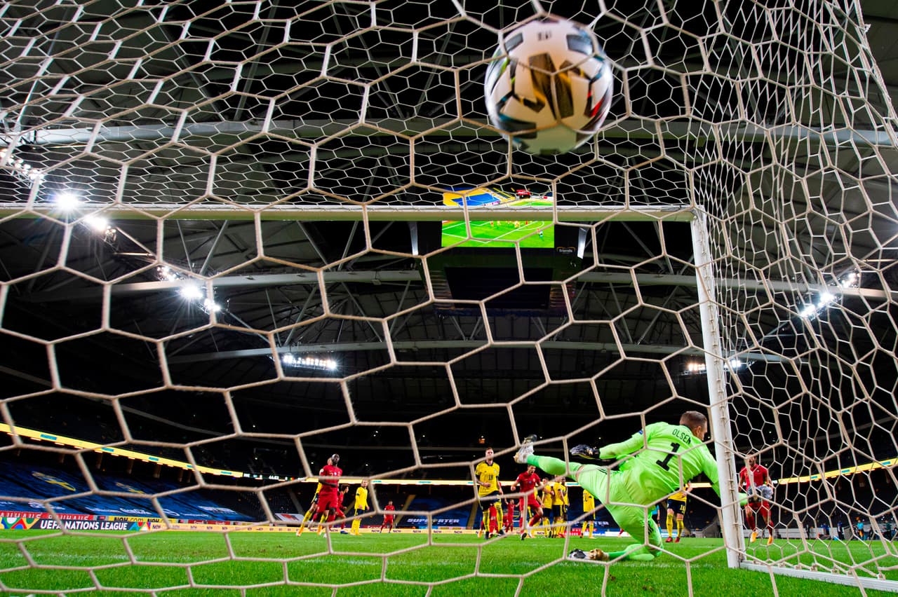 El delantero portugués Cristiano Ronaldo anotó en un tiro libre sobre el portero sueco Robin Olsen, su gol número 100 para Portugal, durante el partido de fútbol de la Liga de Naciones de la UEFA entre Suecia y Portugal el 8 de septiembre de 2020 en Solna, Suecia. Científicos dicen que, en base a este ejemplo, podemos inferir que la bola está en movimiento. Esto demuestra que comprendemos los estados pasados de la pelota y nos da la capacidad de predecir dónde terminará, sin trabas. Esto indica que el pasado está directamente conectado con el presente.
