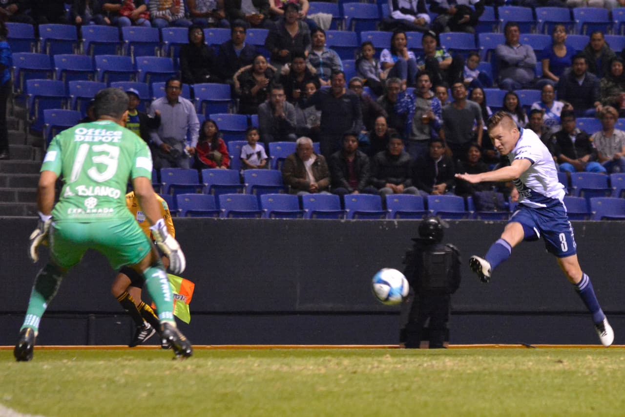 El boliviano Alejandro Chumacero (derecha) buscó el gol del Puebla con ímpetu, siendo el mejor jugador de los dueños de casa en el primer tiempo.