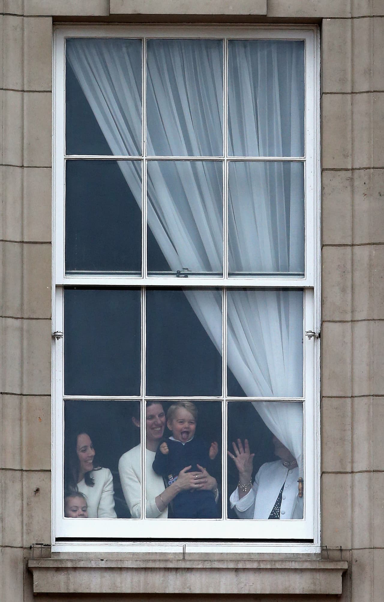 Mientras sus padres estaban en el desfile, mira al principito.