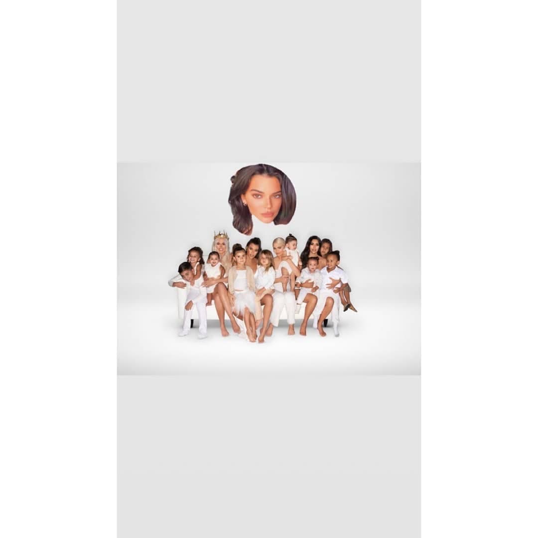 La modelo de 23 años compartió a través de Instagram su propia versión de la postal familiar navideña en donde sí está presente, o al menos su rostro, gracias a la magia del Photoshop.