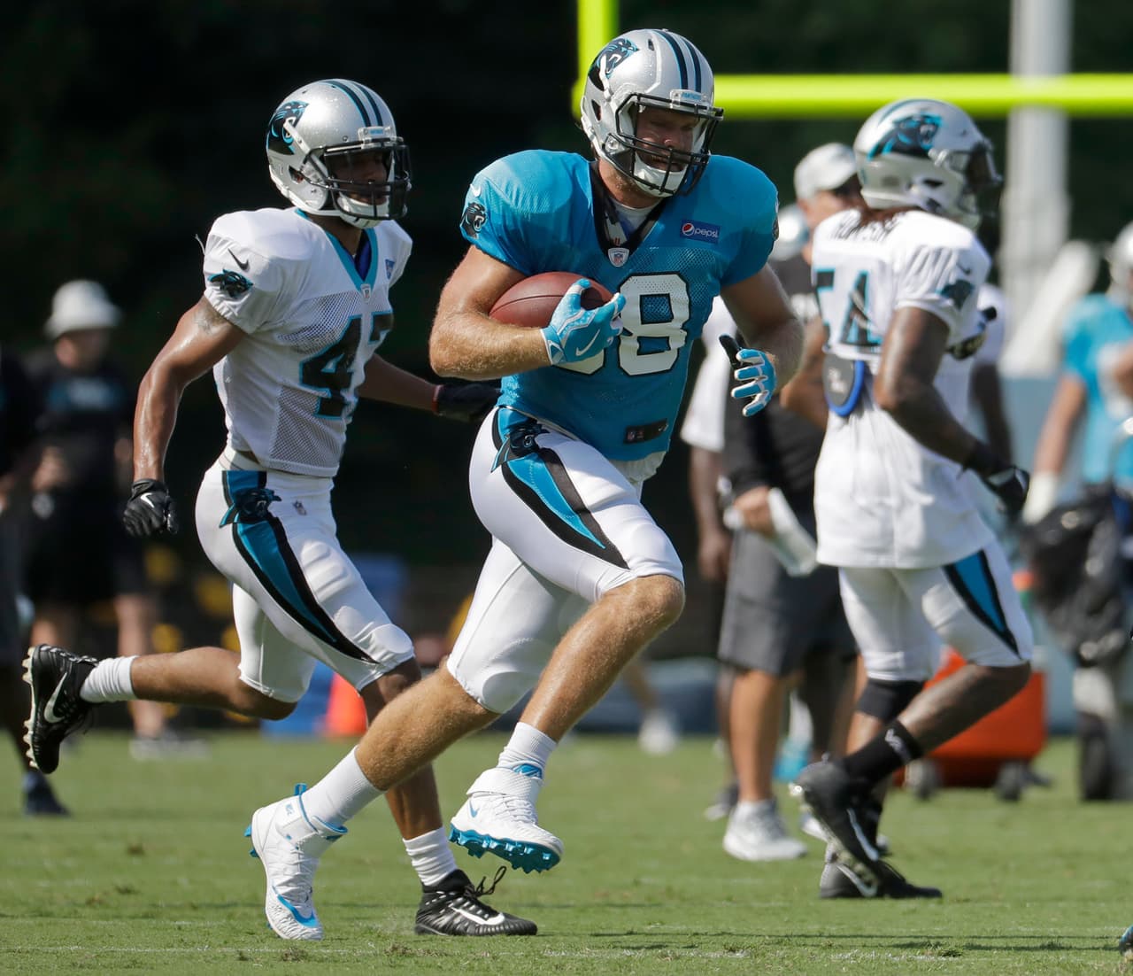 El ala cerrada estelar de las Panteras de Carolina Greg Olsen (88) lleva el balón luego de capturar un pase en la práctica del equipo. Carolina debuta el 9 de agosto ante los Bills de Buffalo.