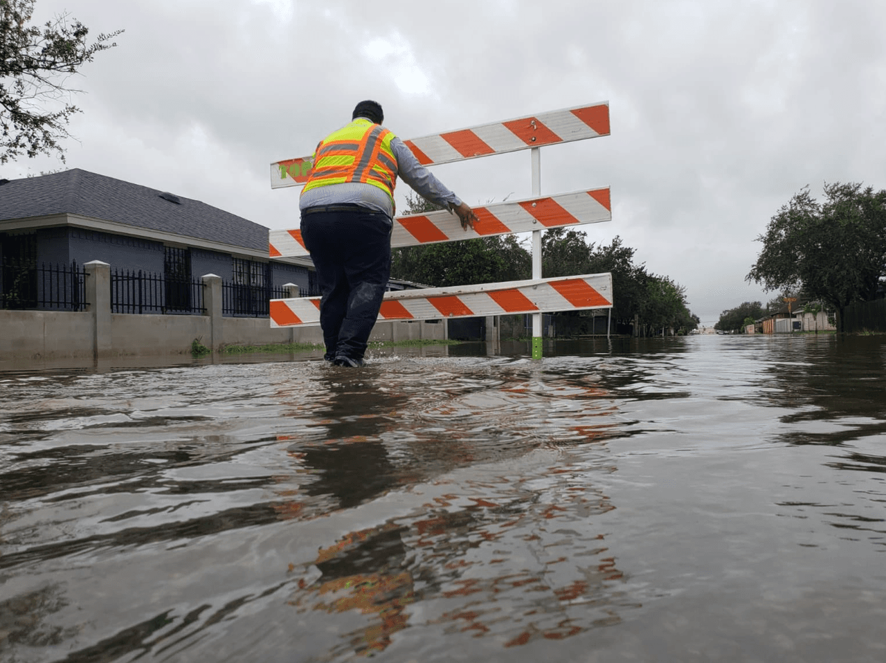 <b> </b>El ojo del
<b><a href="https://www.univision.com/local/san-antonio-kwex/san-antonio-recibira-a-damnificados-por-el-embate-del-huracan-hanna-en-las-costas-texanas">huracán Hanna </a></b>tocó tierra en el
<b>condado de Kenedy</b> como categoría 1 y con vientos sostenidos de 90 millas por hora (mph).